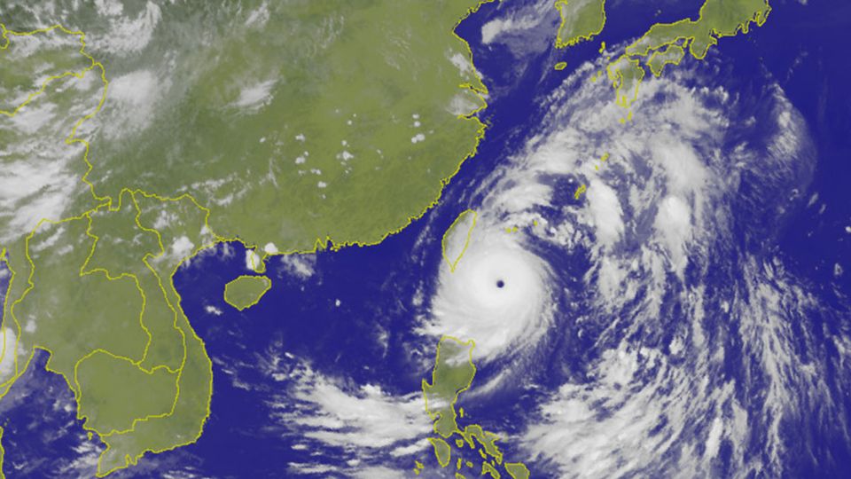 尼伯特緩緩接近！10縣市小心大雨來襲