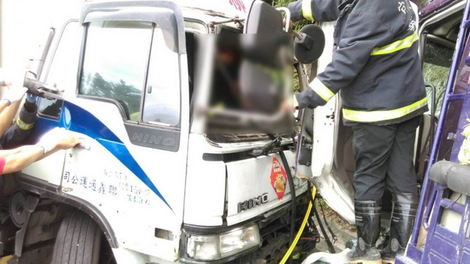 ​蘇花兩貨車相撞！2駕駛受困 1人頭部撕裂傷