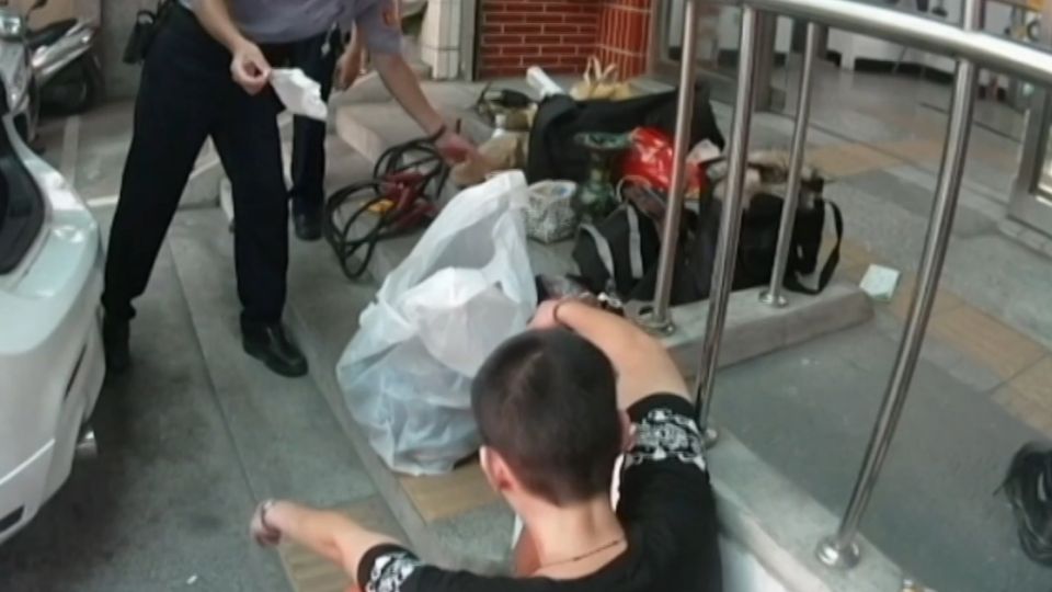 警家中30年名酒被偷光 同仁見「怪車牌」逮賊