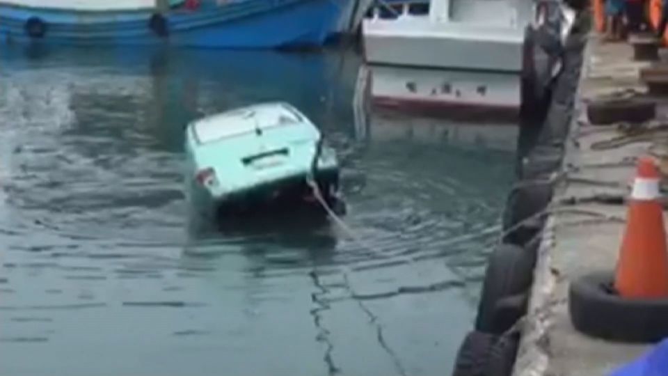 驚險！九人巴衝後壁湖漁港 駕駛跳車逃一劫