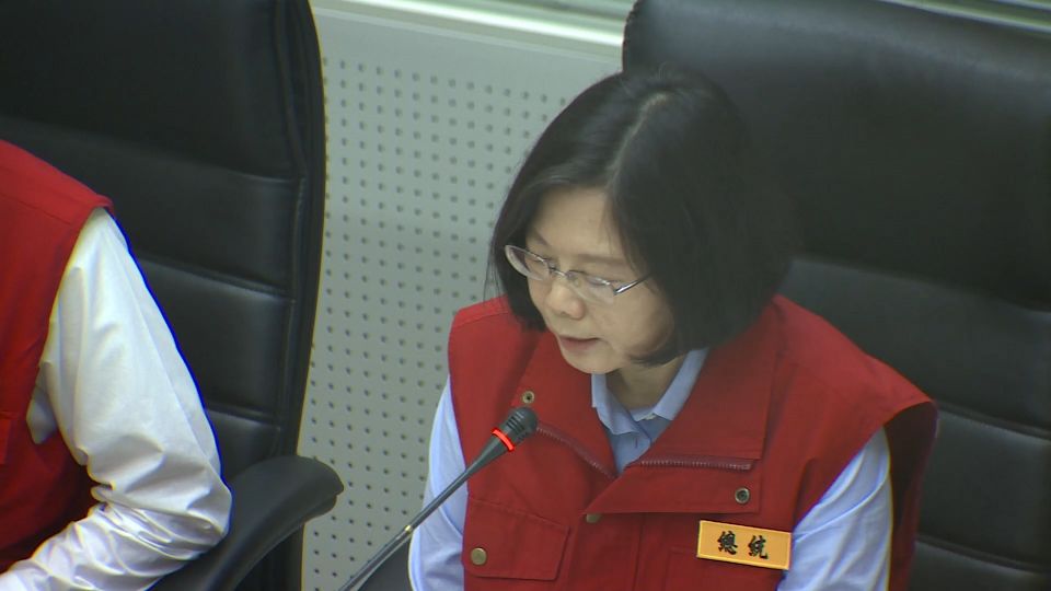 上任首颱嚴陣以待 英、全赴災防中心視察