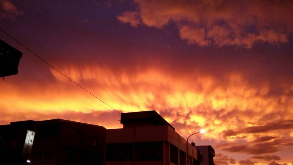 颱風來臨大火漫天？台東驚見絕美「火紅雲」