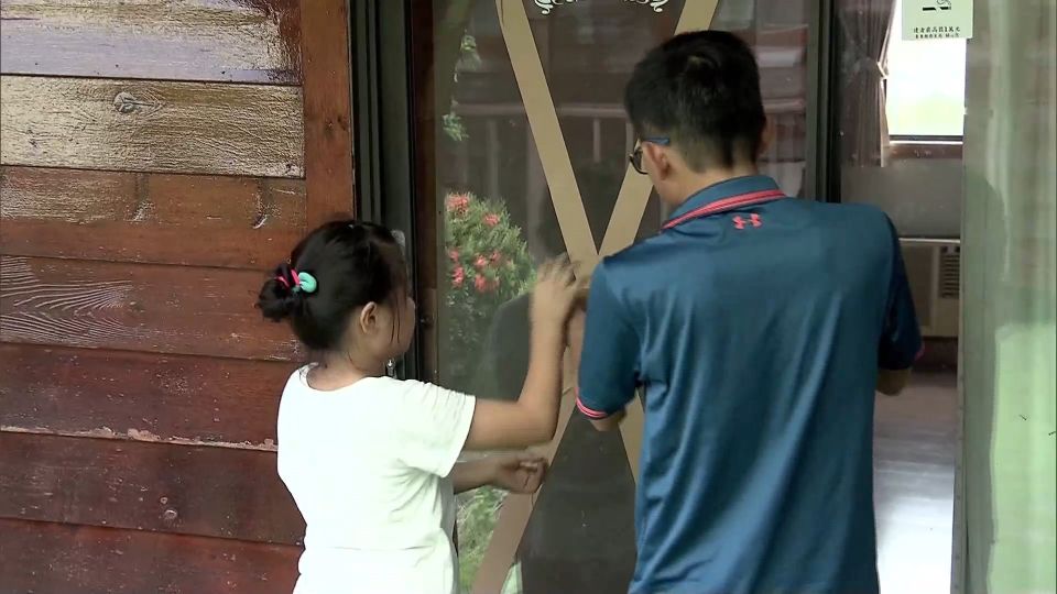 防颱各出奇招！ 飯店加裝「防颱板」、黏膠帶