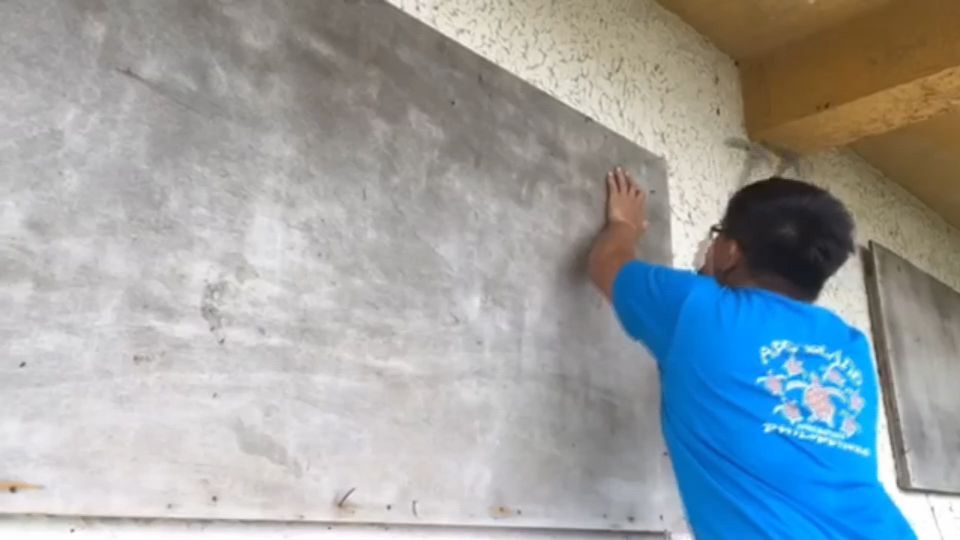 尼伯特來襲戒備！ 蘭嶼、綠島民眾趕工防颱