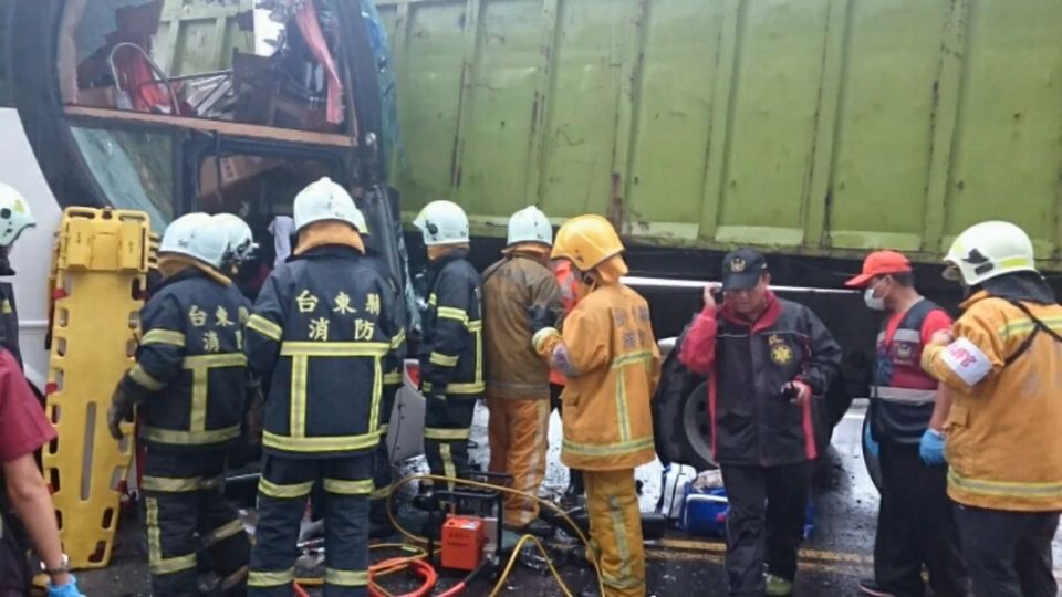 太麻里遊覽車、大貨車對撞 棒球替代役男受傷