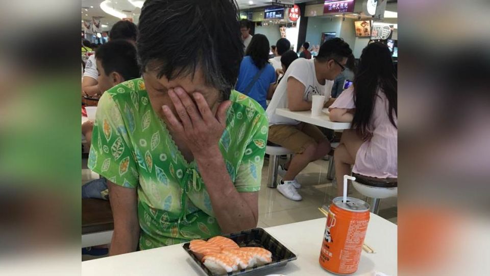 家人都沒了!挨餓嬤落淚想家…女孩買餐送暖
