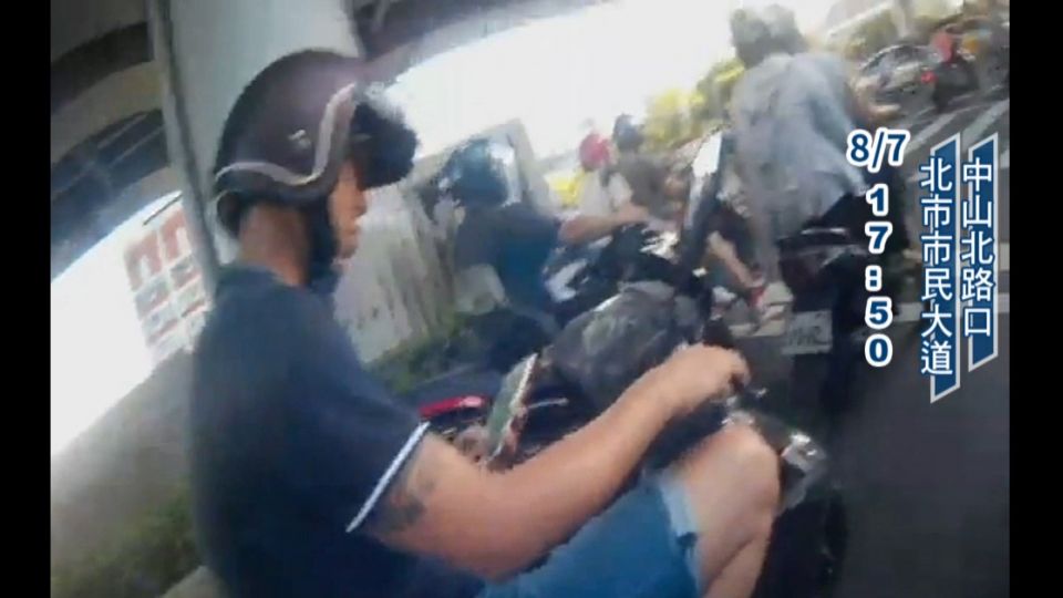 綠燈還不走！ 上路瘋玩寶可夢 全台取締逾3百件