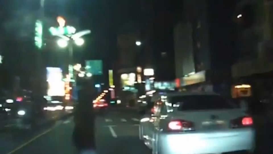 氣被超車！ 駕駛酒駕競速狂飆 撞倒路人肇逃