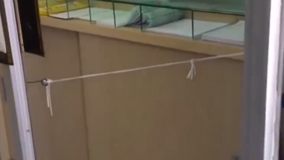 ​電動自行車又出意外 陸客撞破玻璃門衝郵局