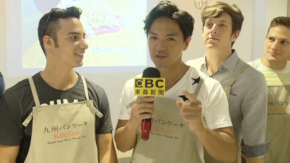 「2分之一強」型男 手做鬆餅與粉絲過情人節