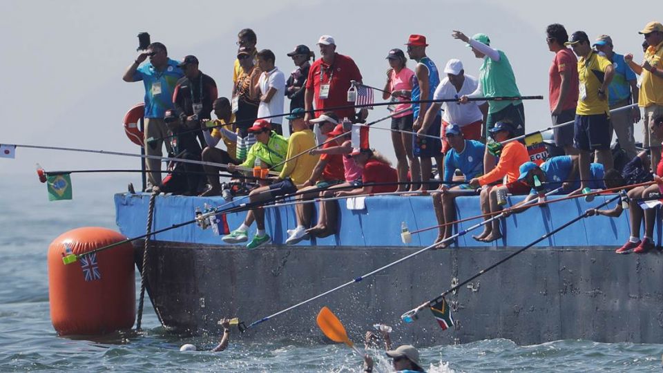 奧運新增釣魚比賽？10公里泳賽 選手奮力搶「餌食」