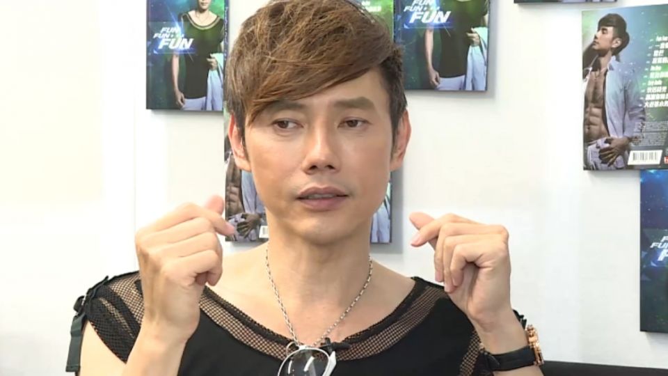 52歲包偉銘動感路 「心事」無人知