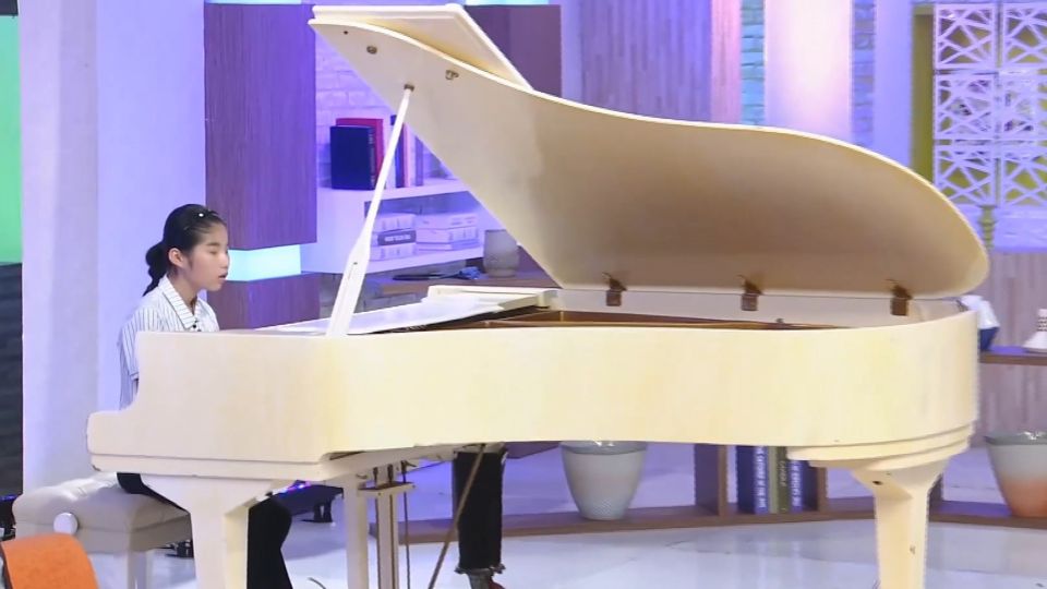 宋仲基影片應援 韓14歲「盲眼莫札特」女孩