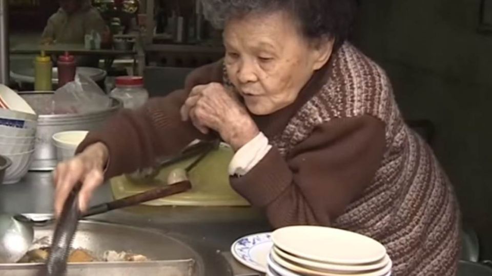 米粉湯奶奶90歲駝背養家!一勺一勺賺「活命錢」竟遭竊一空