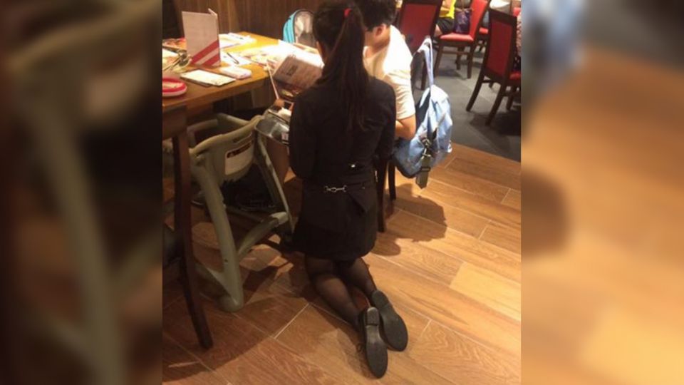 服務生裙裝「跪著」點餐 員工:別大驚小怪