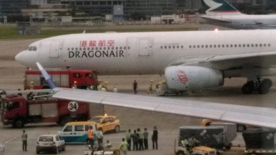 疑遭引擎氣流吸引 小貨車撞港龍航空客機