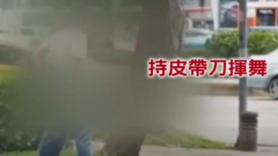 ​分局前持刀揮舞嘶吼 警壓制情緒失控男