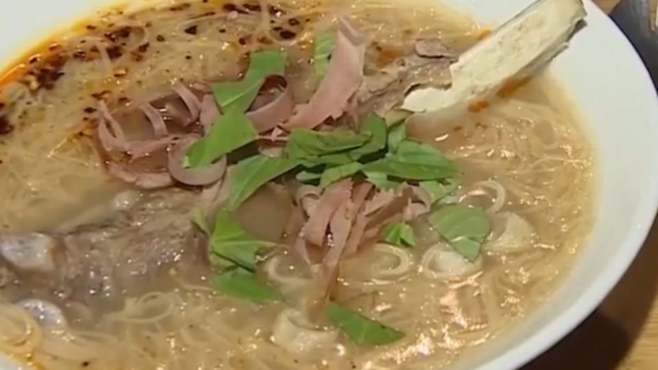 ​現刨柴魚、豬肋排 創新麵線糊口感有層次