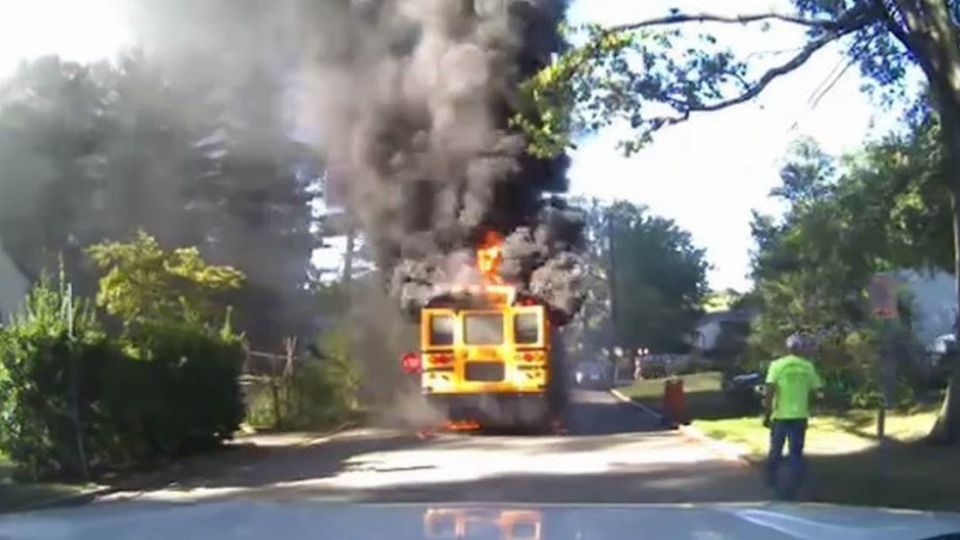 【影片】「保護孩子是我的天職」!大火吞沒校車 司機媽媽救20童