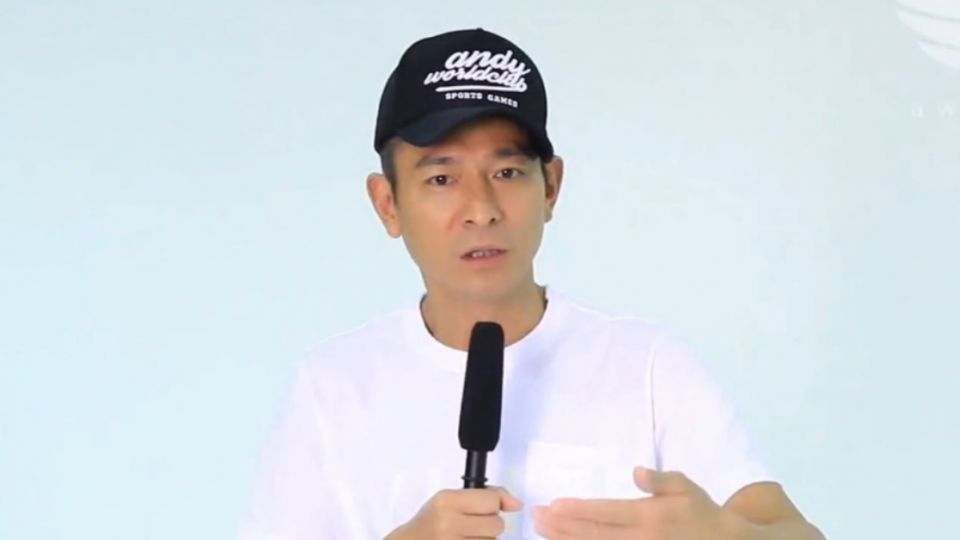 華仔秋節秀肌肉拍掛曆 呼籲簡單過生活