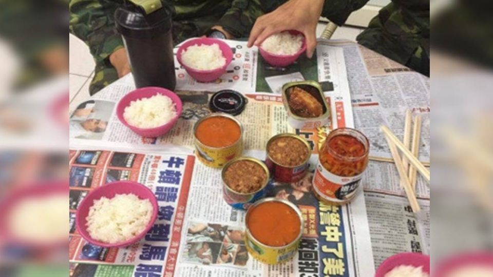 救災沒便當!國軍「白飯配罐頭」網友:不捨 辛苦了