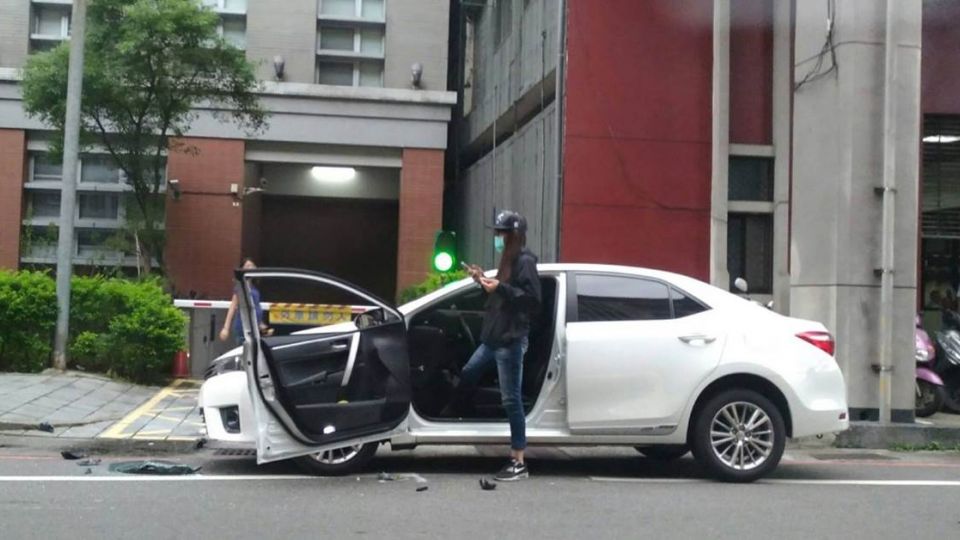 馬路三寶?車門「平貼車頭」 網友歪樓:她為何開車戴安全帽