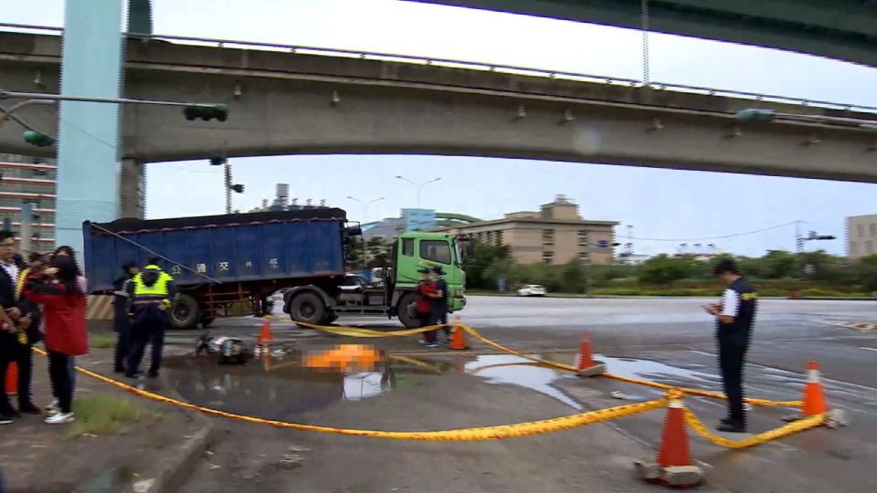 海巡女隊員命喪砂石車輪下 遺體泡髒水3小時遭批不尊重