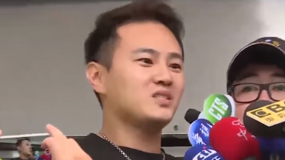 藝人綠茶酒駕自撞 大喊「我做錯事對不起」