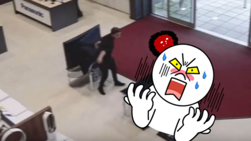 【影片】賠慘了! 男子逛街瞬間摧毀4台電視機