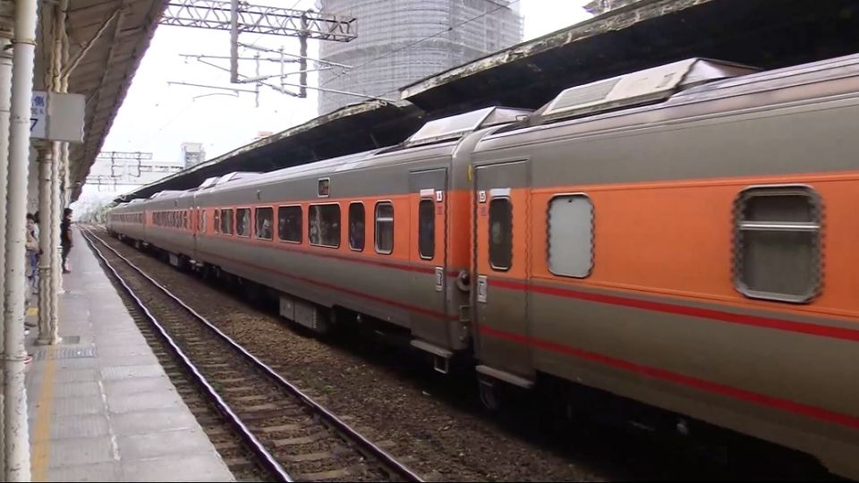 平面鐵路走入歷史!鐵道迷今晚台中舊車站揮別末班車