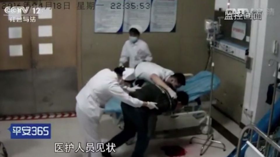 【影片】可怕!工作32小時未休息 30歲醫生急診室口吐500毫升鮮血