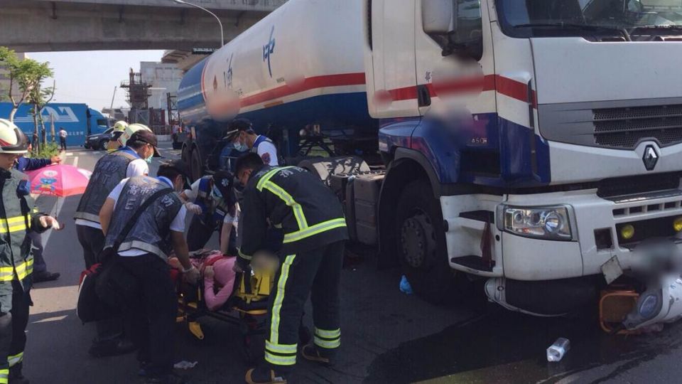 慟!高雄油槽車擦撞機車 8歲男童慘死母命危