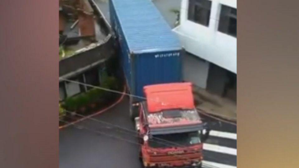 神！貨櫃車鑽窄路口 民眾：高手中的高手