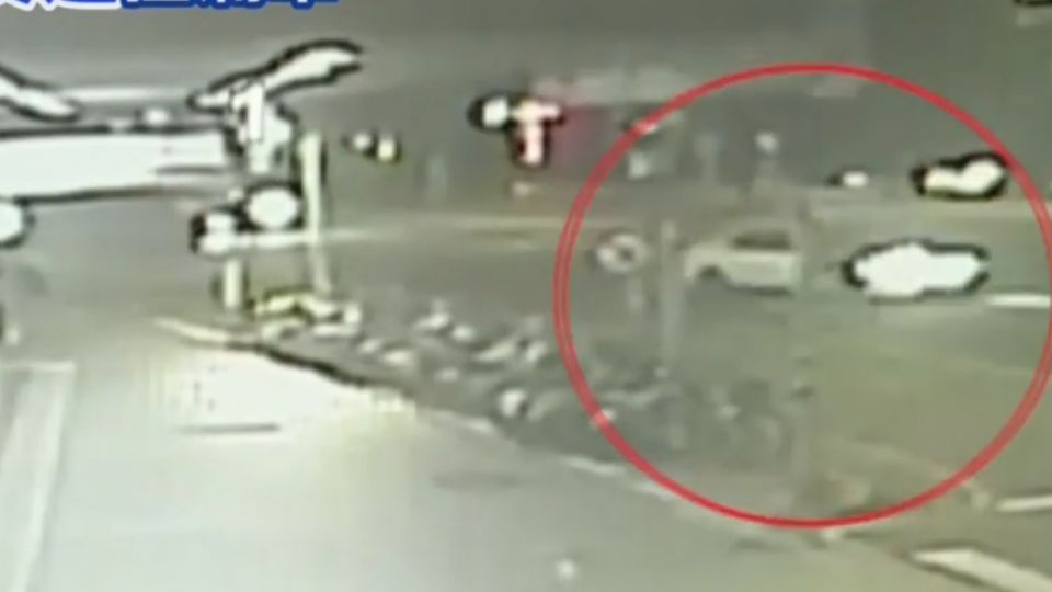 無照借車載女友夜遊 砰…過彎失控撞花圃