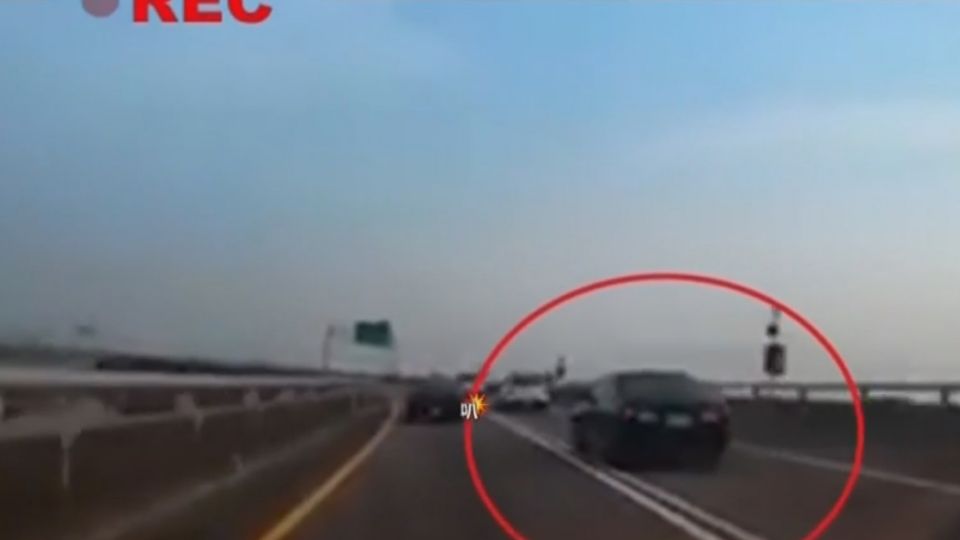 前座女友超霸氣 「啪」一聲阻止行車糾紛