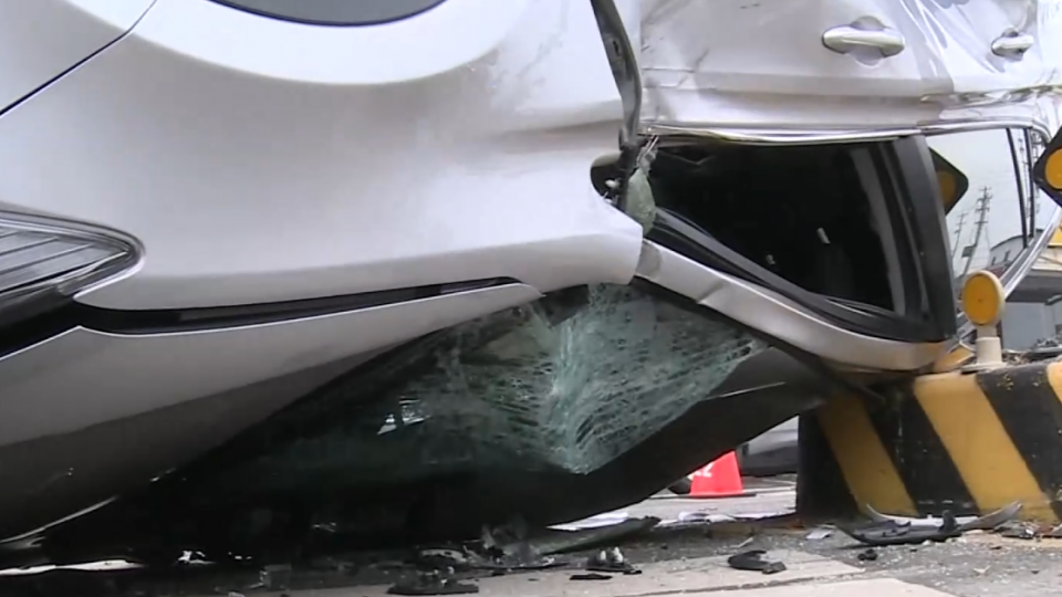 計程車攔腰撞 休旅車四輪朝天兩人傷