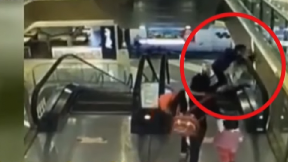 嬤搭電扶梯「腳絆了一下」 重心不穩摔死4月大孫