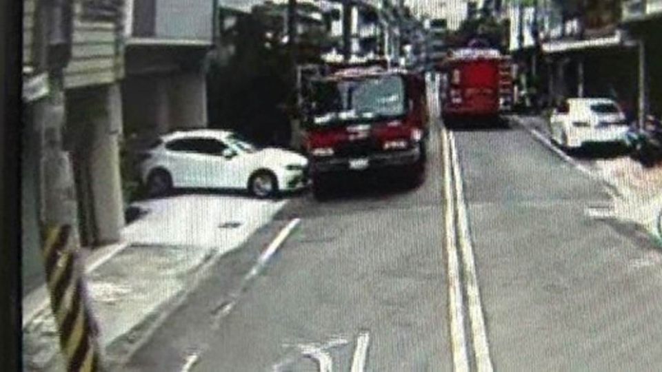 新車被刮氣炸! 看是消防車立馬氣消:救災辛苦了
