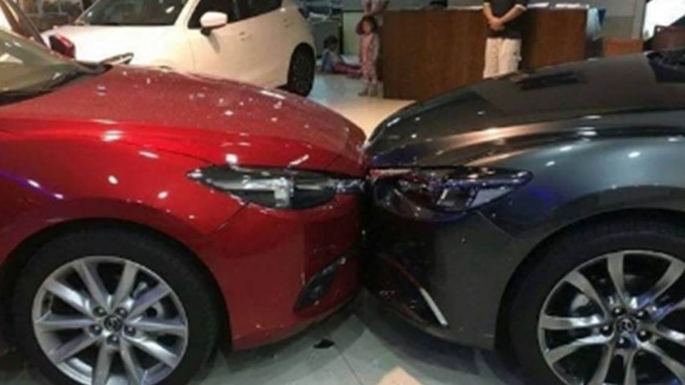 試駕直接撞進展示間 馬三與馬六相戀網友 直接下單2台 東森新聞