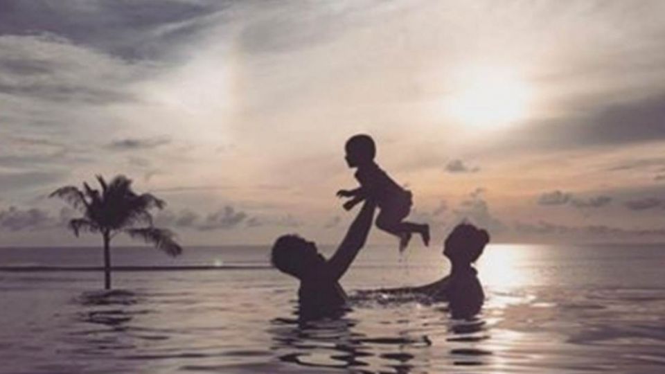 楊銘威渡假喜曬全家福 方志友S型好身材粉絲都醉了