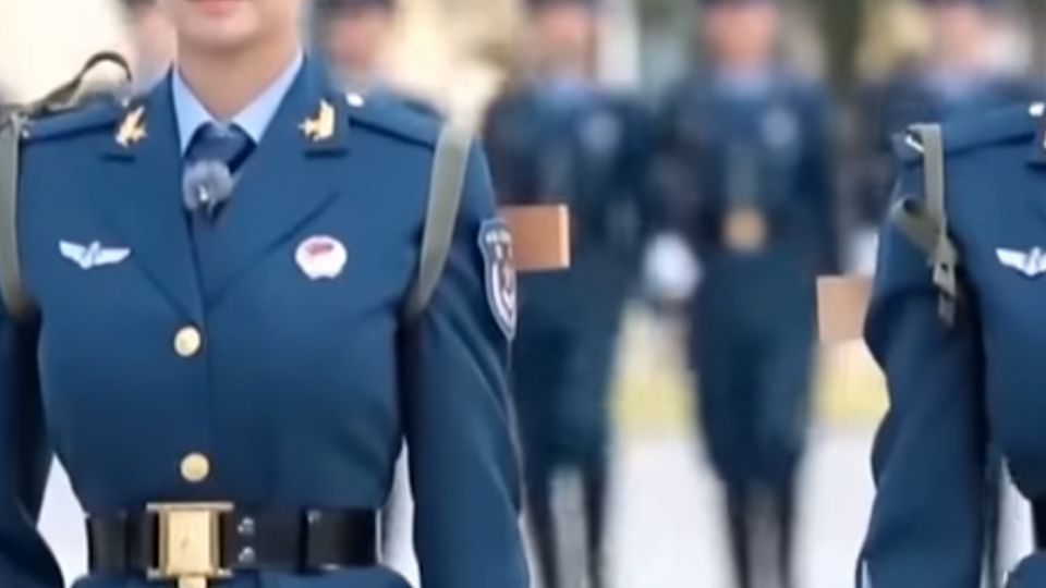 楊冪穿上軍服扣腰帶 激細「螞蟻腰」全現形