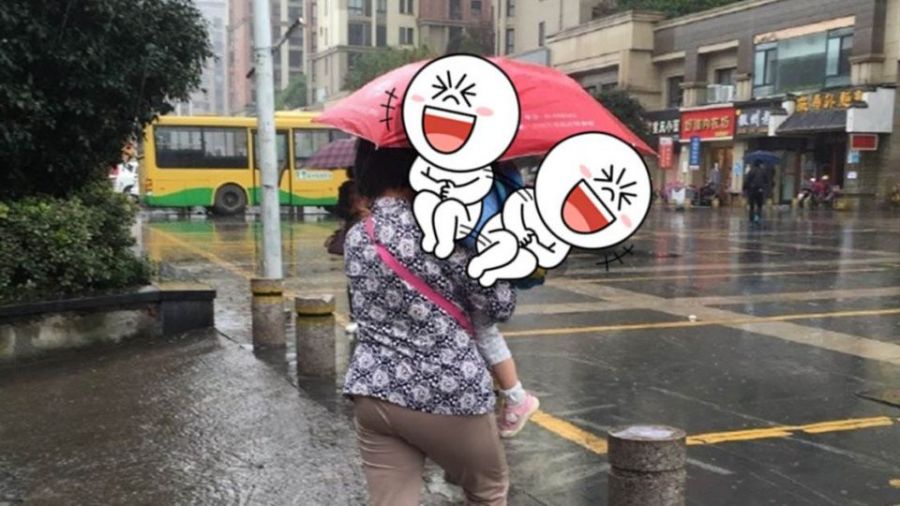 外婆幫孫女打傘照爆笑瘋傳 網友:可憐了寶寶