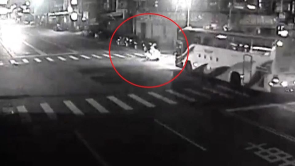 悚！未兩段式左轉 騎士搶快逆向撞客運送命