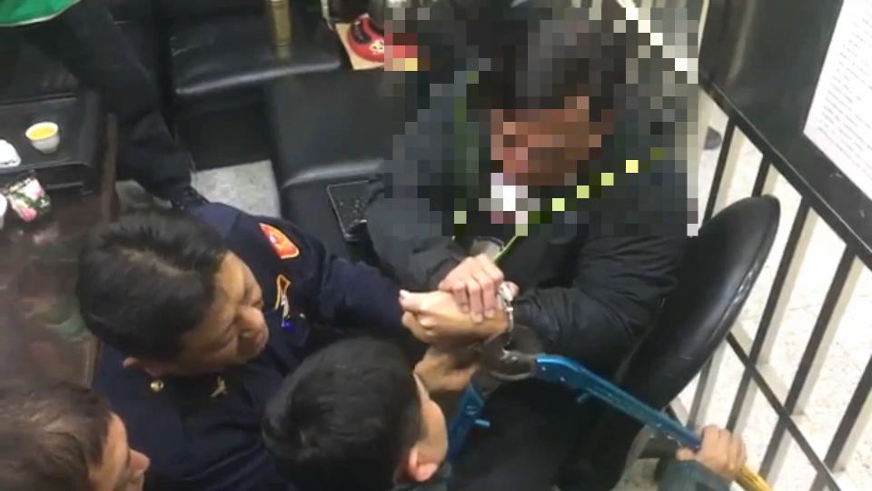 酒駕嫌犯手銬解不開 警急call消防出電鋸