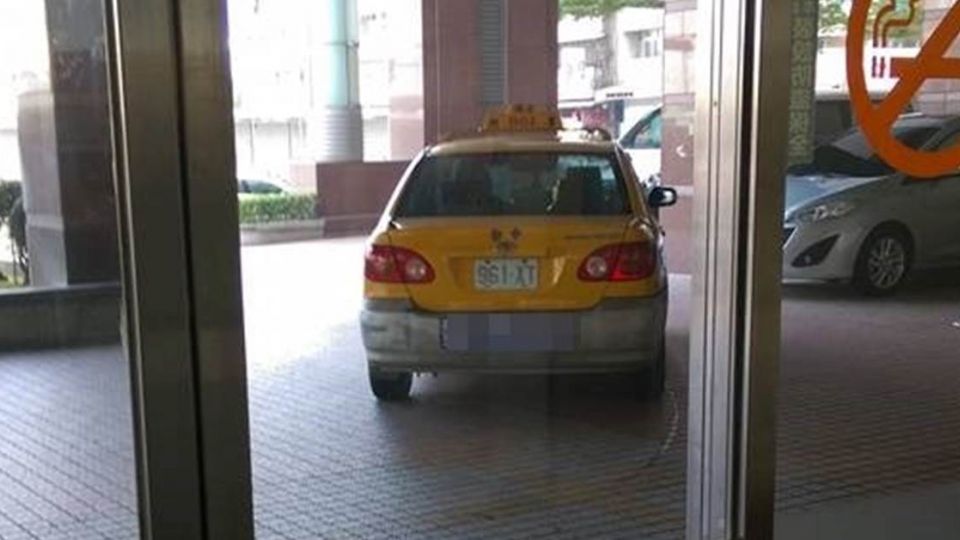 娃娃急探頭小黃即刻送急診 司機大手一揮「車資免啦！」