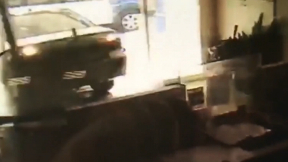 大喊後面有人！女倒車衝撞進派出所