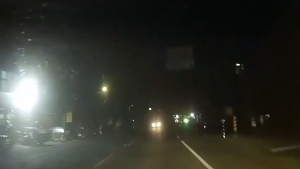 天暗牽手越馬路…兩老鄰居遭休旅車撞飛雙亡