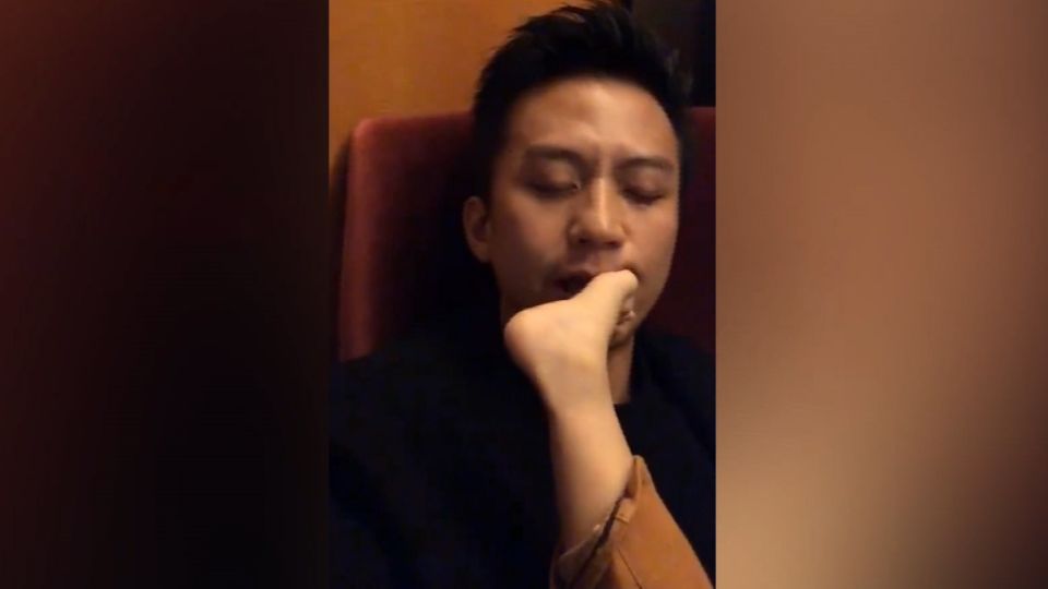 鄧超當奶爸唱搖籃曲 卻被女兒用腳堵嘴