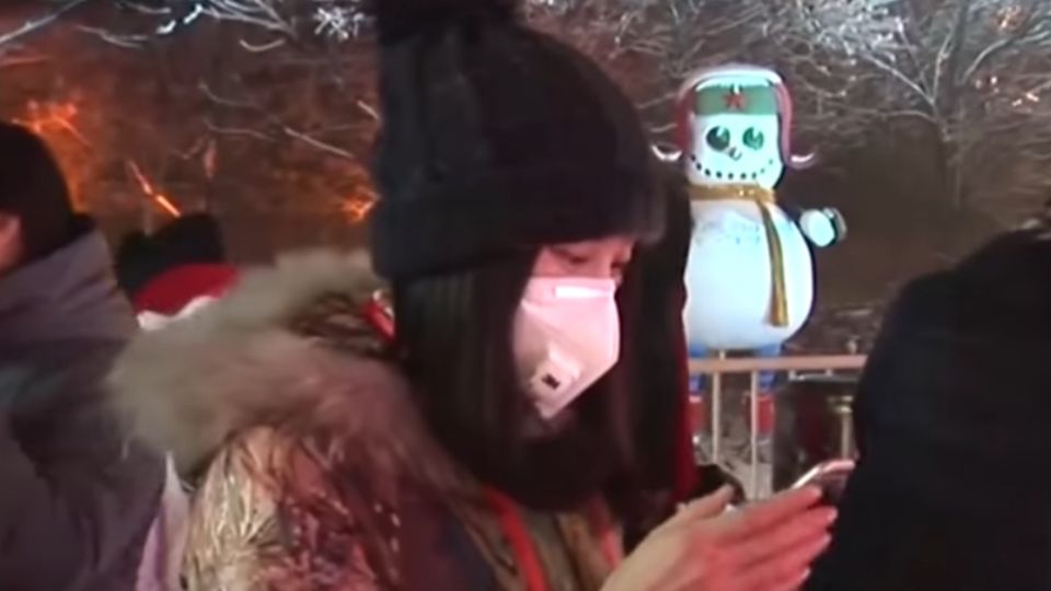 北京遭「霾」伏 民眾零下低溫戴口罩迎接新年