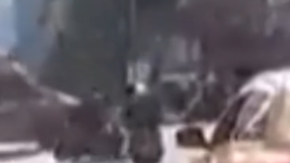 救護車鳴笛闖紅燈 騎士擦撞狂摔20公尺